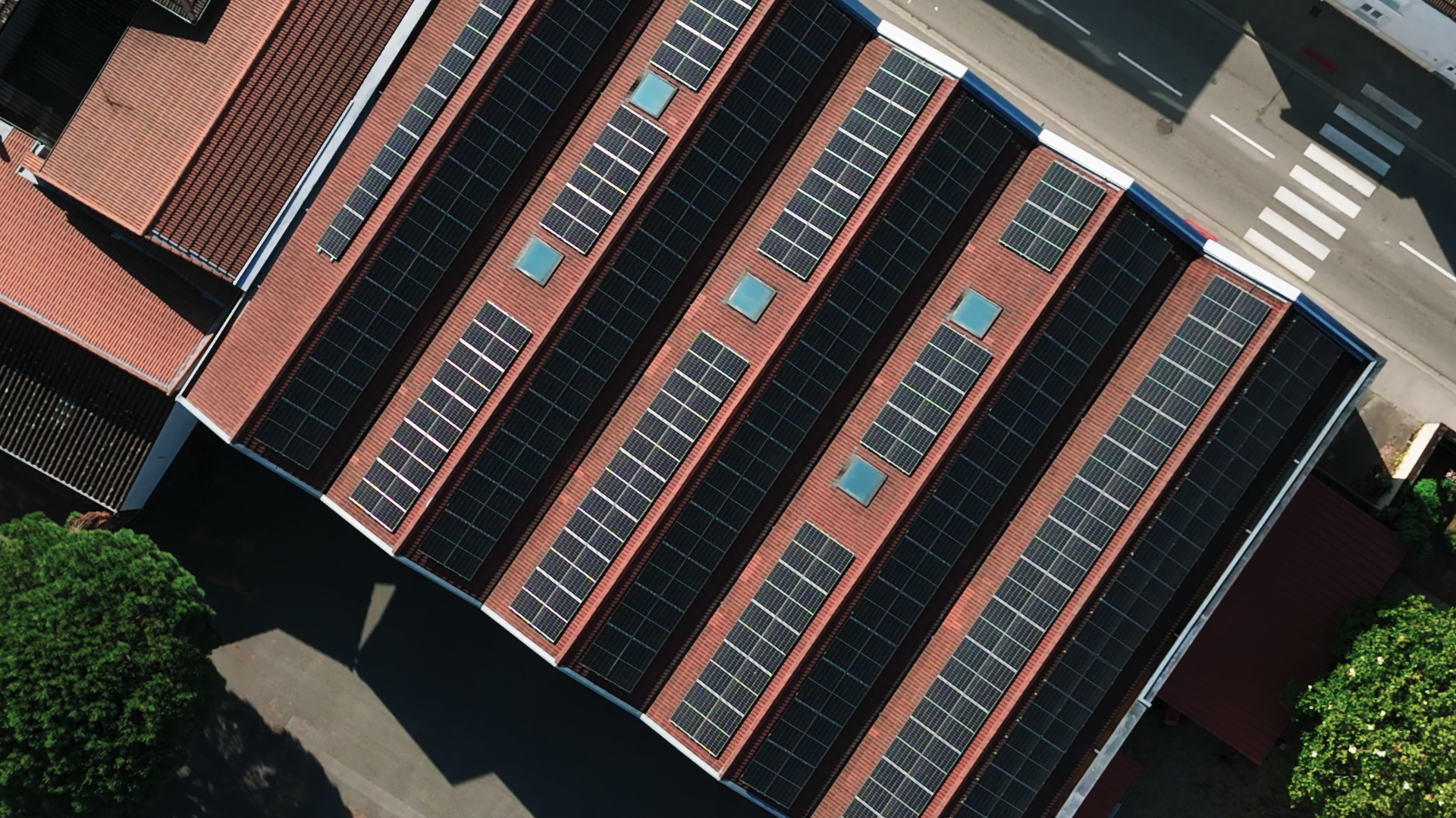 Photo d'une production équipée d'une installation photovoltaïque sur la toiture du domaine des vignerons Gérin à Ampuis (69)