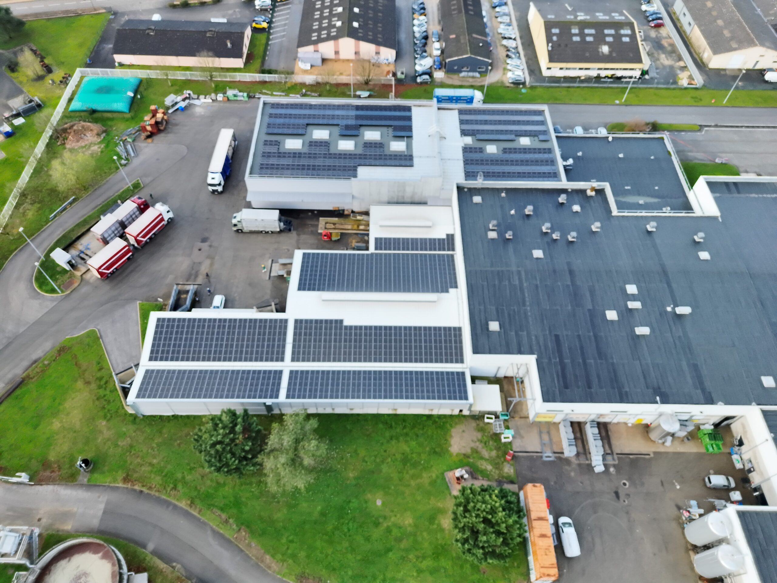 Toiture industrielle équipée de panneaux solaires photovoltaïques chez la compagnie d'abattage à Bourg-en-Bresse dans l'Ain (01)