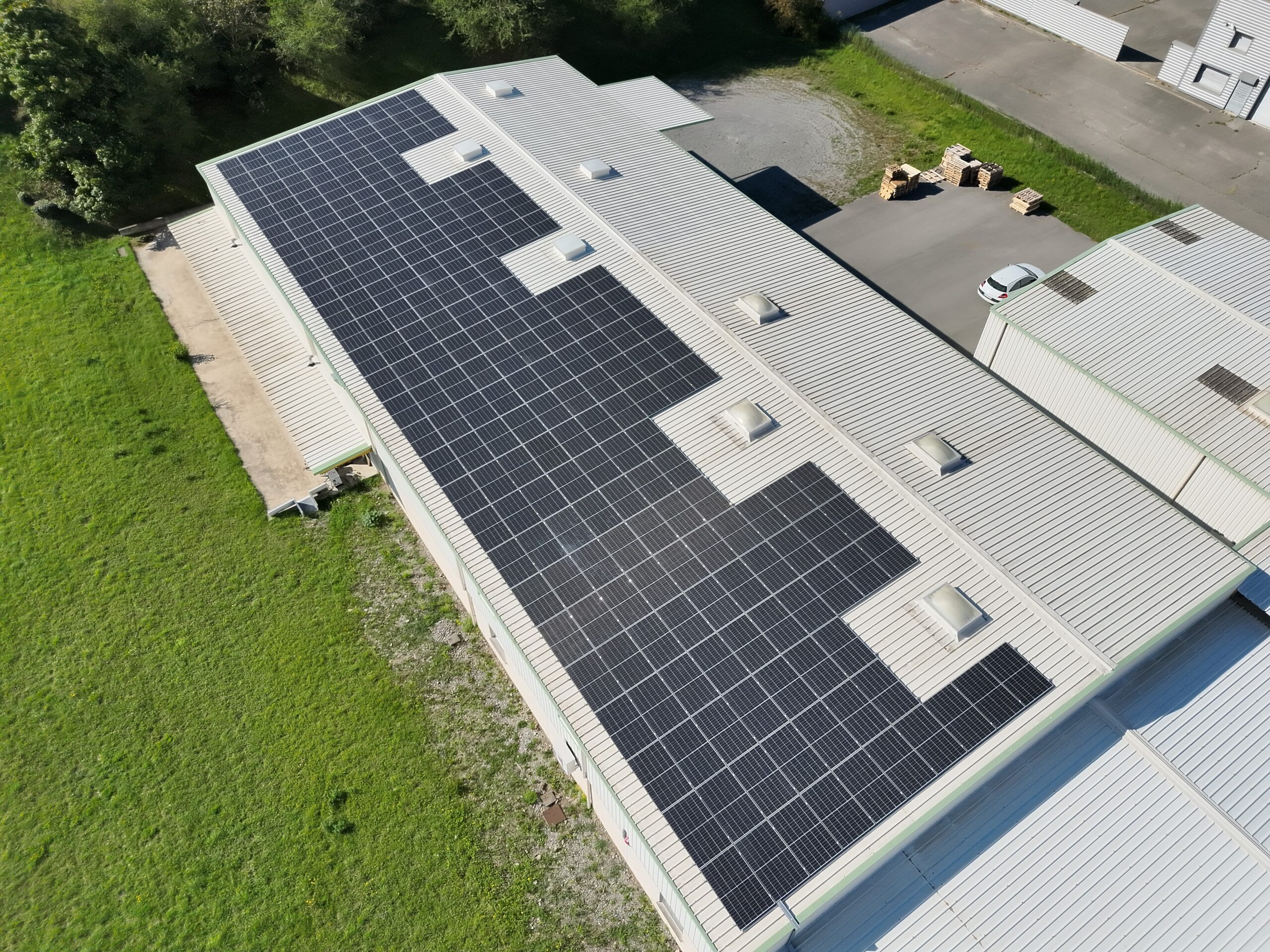 Production d’énergie solaire grâce à une installation photovoltaïque sur la toiture de CGS Plastique à Loriol-sur-Drôme (26).