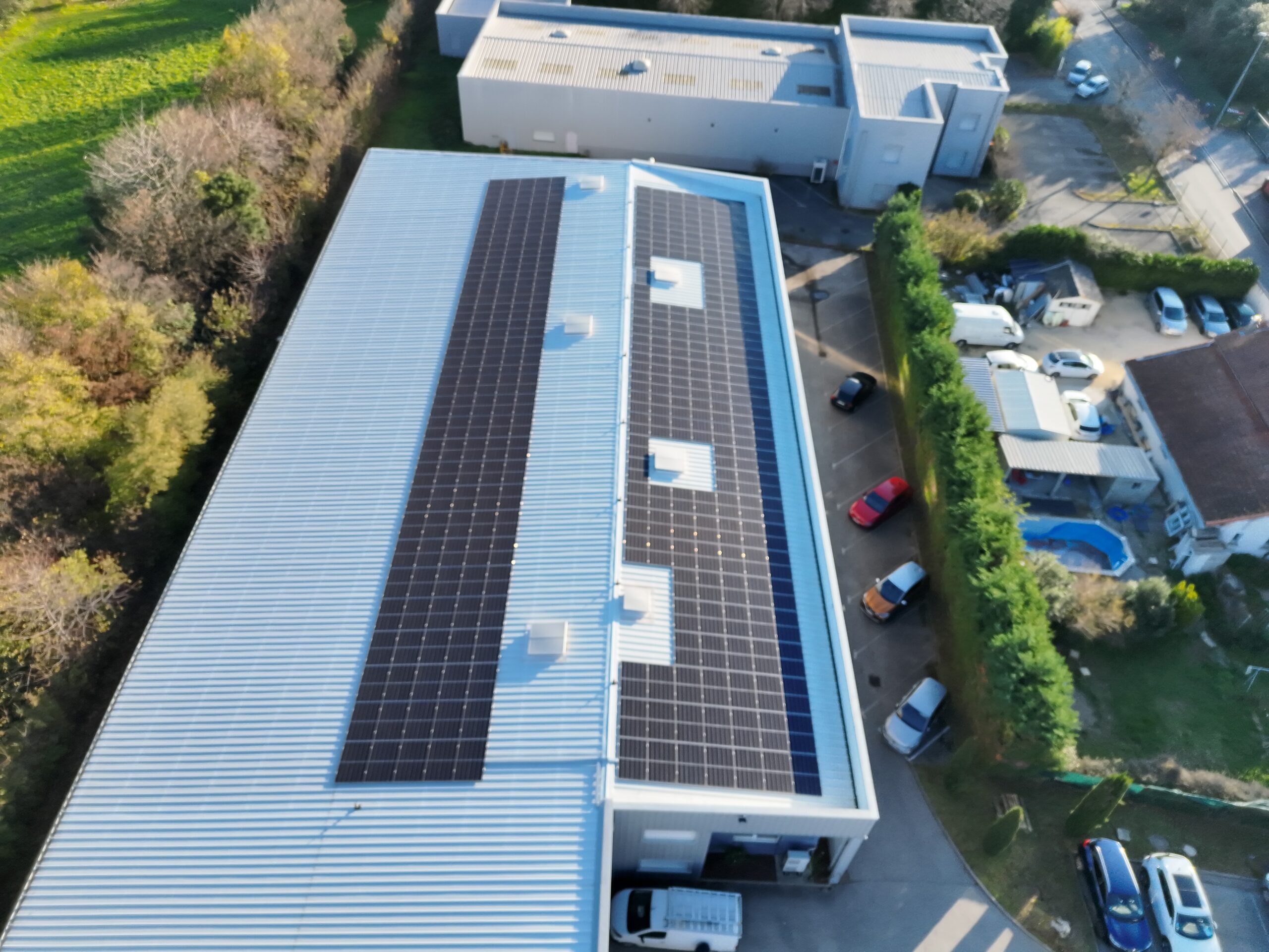 Photo d'une toiture équipée d'une installation photovoltaïque sur l'entreprise industrielle Precidelta à Valence dans la Drôme (26).