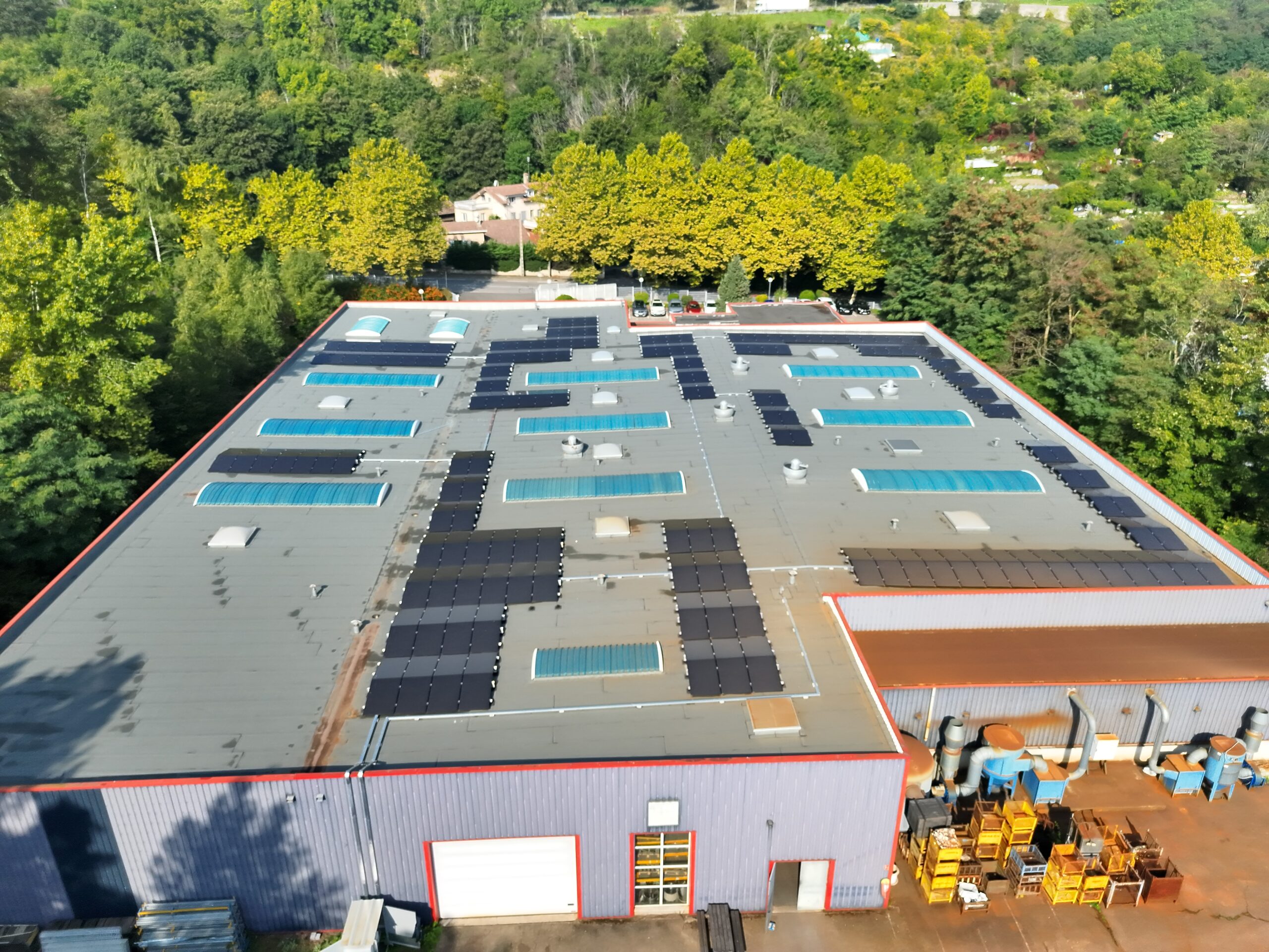 Photo d'une toiture équipée d'une installation photovoltaïque sur l'entreprise Novaressot à Saint Etienne dans la Loire (16).
