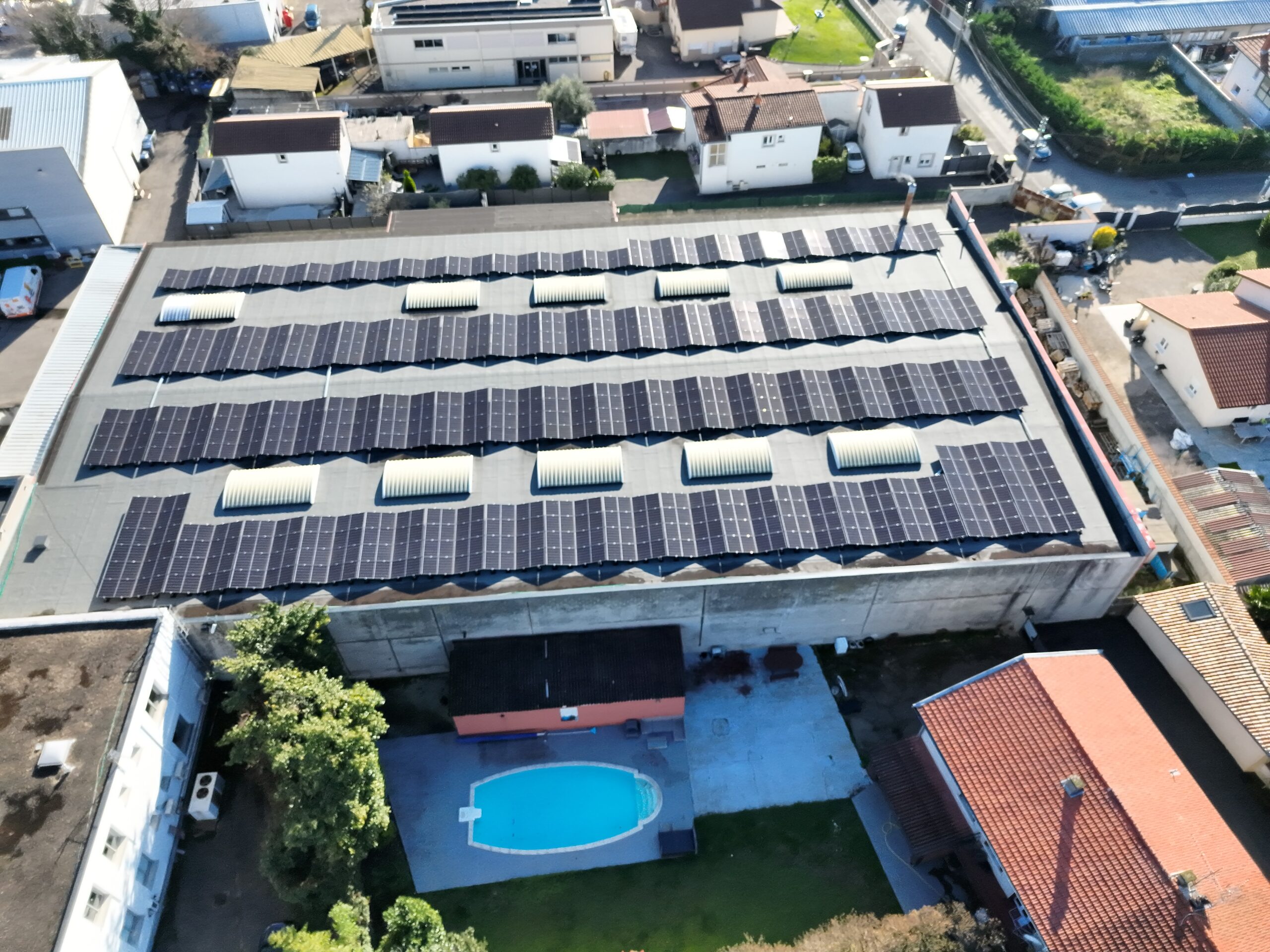 Photo d'une toiture équipée d'une installation photovoltaïque sur l'entreprise ART MARTIN à Villeurbanne en Auvergne Rhône-Alpes (69).