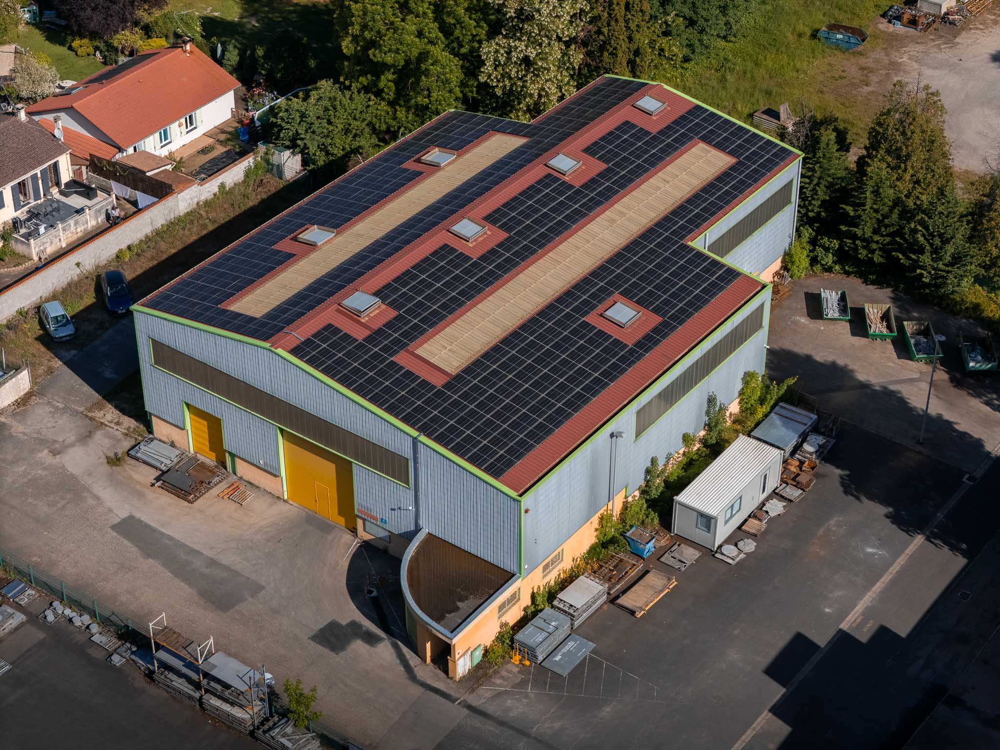 Toiture photovoltaïque installée sur l'entreprise COUSIN Technologie