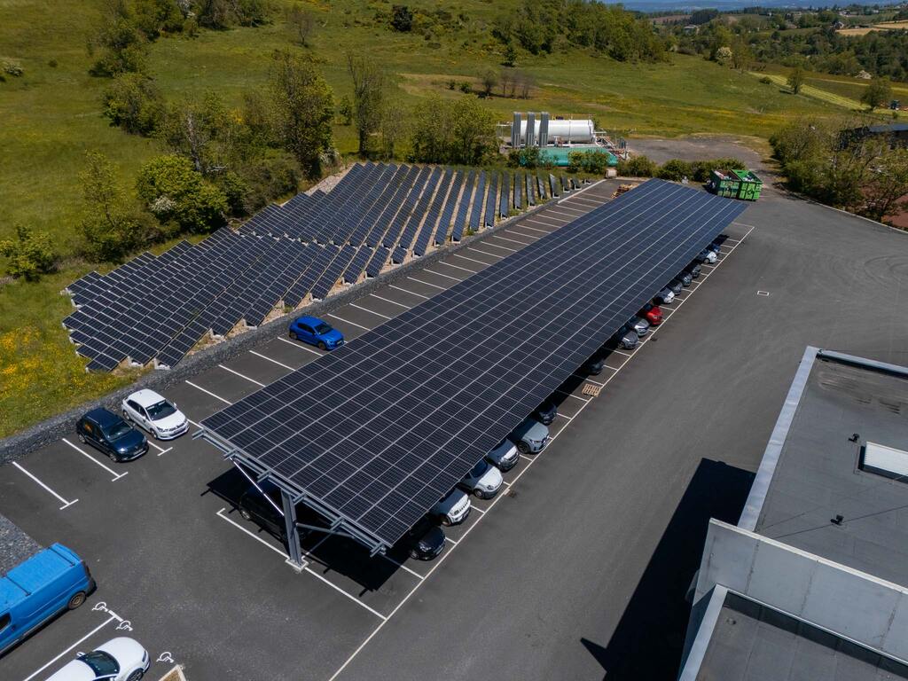 Ombrières photovoltaïques sur le parking de la laiterie Gérentes à Araules (43)