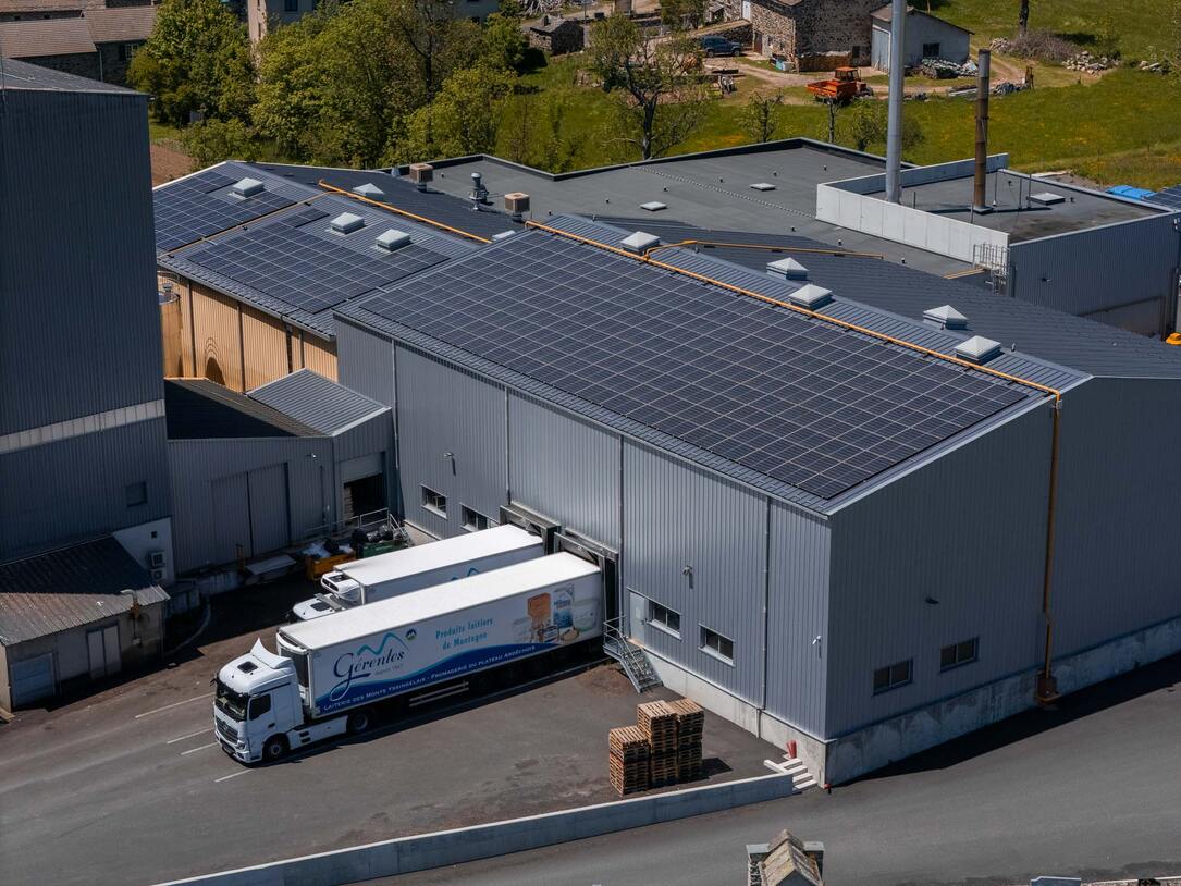 Centrale photovoltaïque sur la toiture de la laiterie Gérentes à Araules (43)