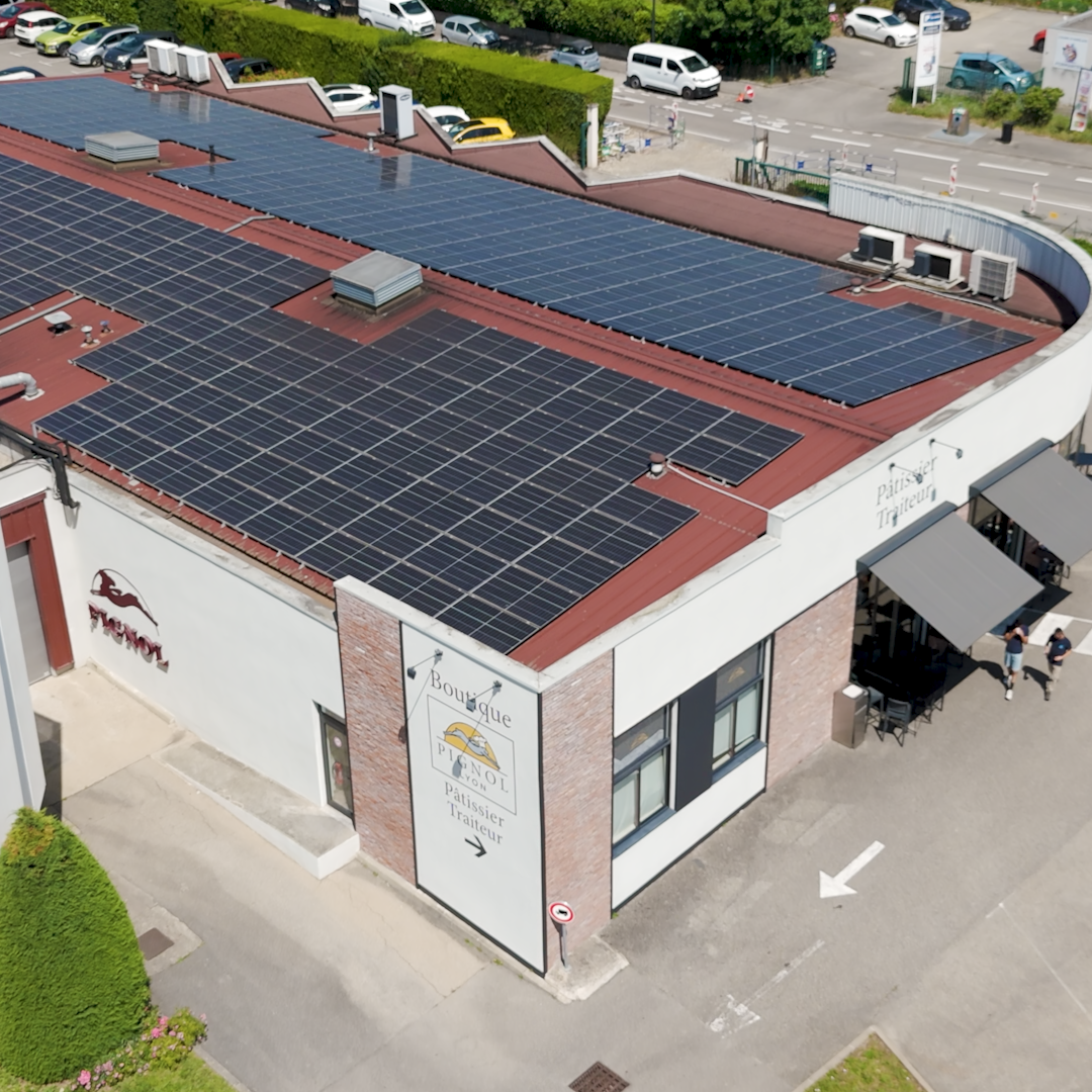 Photo d'une toiture équipée d'une installation photovoltaïque sur le traiteur Pignol à Lyon (69)