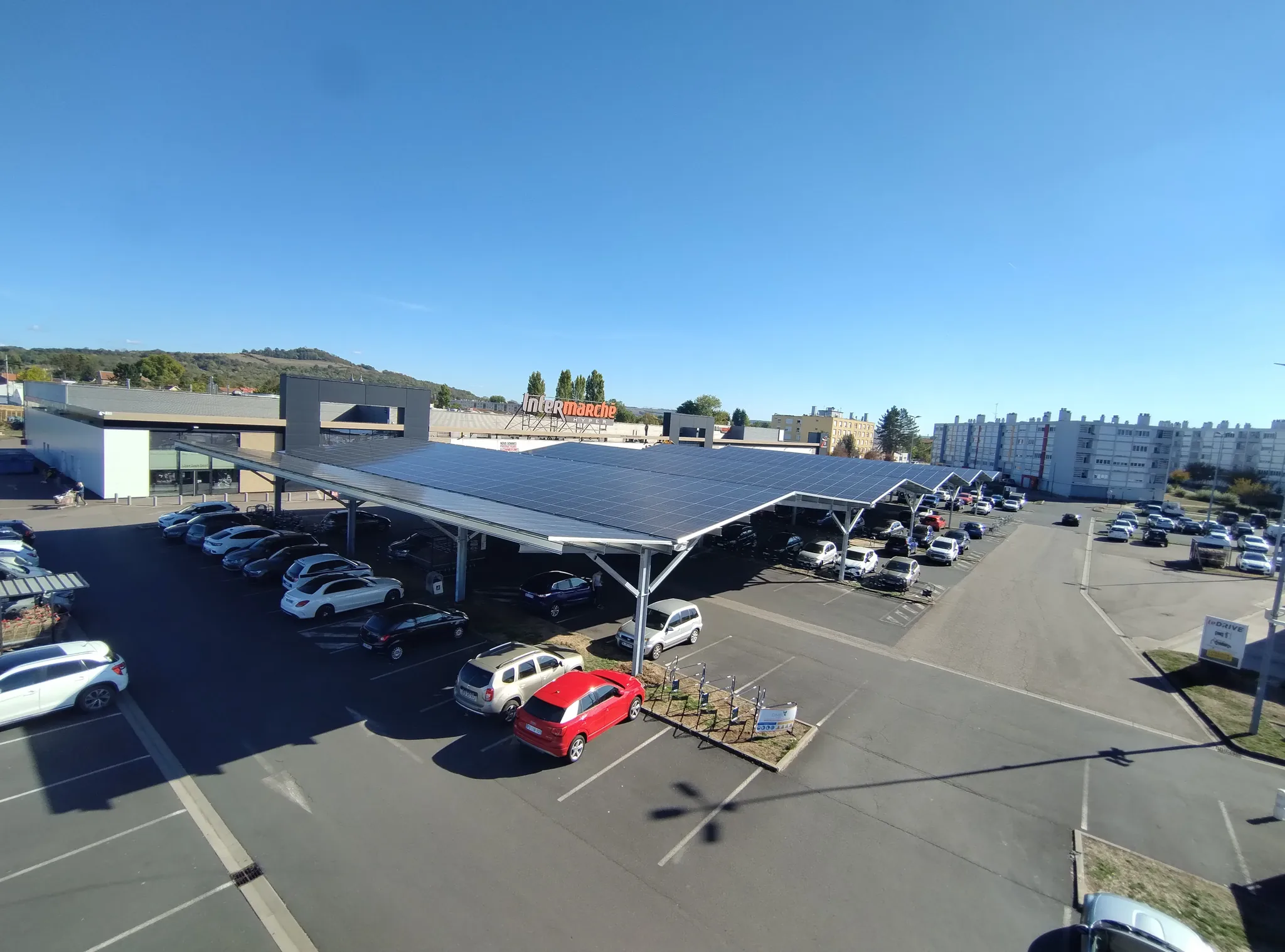 Ombrières photovoltaïques sur le parking de l’Intermarché de Pont-à-Mousson (54), installées par Dimeo Energie